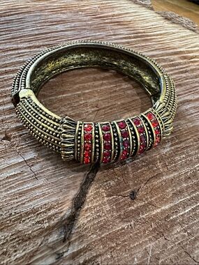 Antique look Gold-Tone Bangle Bracelet with Red Crystal Accents Vintages